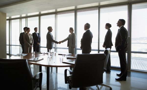 Eine umfassende Strategie zu entwickeln und starke Beziehungen zu Investoren zu pflegen, ist von entscheidender Bedeutung.
