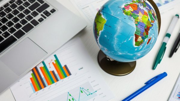 Das globale Geschäft schafft internationale Investitionsmöglichkeiten und hilft Ländern und Unternehmen, Kapital effektiv zu mobilisieren.
