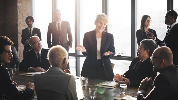 Damit Nationen und Unternehmen in einem globalen Umfeld erfolgreich sein und wettbewerbsfähig bleiben können, ist die Ausbildung von Führungskräften mit einer globalen Vision von entscheidender Bedeutung.