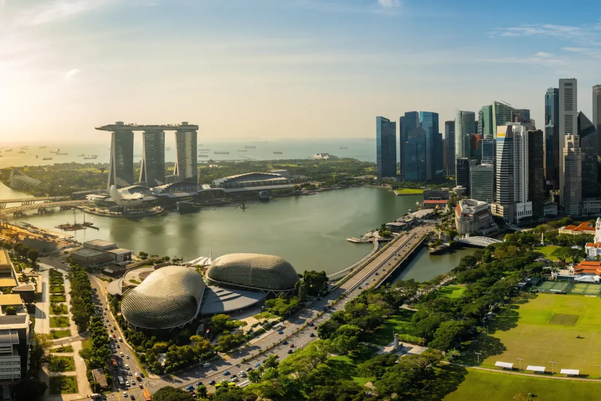 Singapour est un excellent exemple de nation qui a réussi à attirer les investissements internationaux.
